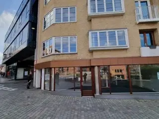 Butiks- / kontorlejemål med god, stor synlighed - momsfrit