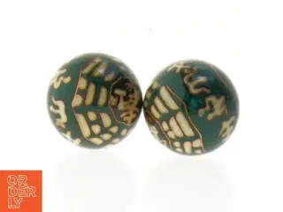 Cloisonné kugler med broderet æske (str. 10,5 cm)