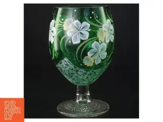 Dekoreret grøn glasvase (str. 18 og en halv x 12 cm)