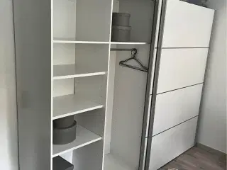 Stort garderobeskab med skydedøre