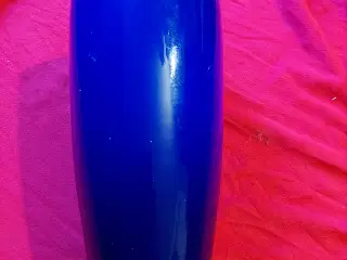Stor rundt glas vase i kongeblå farve