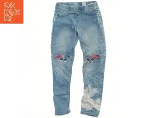 Børnejeans med katteprint og sløjfer fra H&M (str. 122)