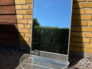 Spejl og hylde 