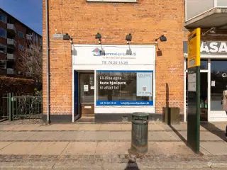 UDLEJES: Nyrenoveret butik med markant hjørneplacering på travle Smallegade