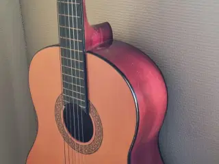 Klassisk guitar med vægbeslag