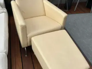 Lænestol i lyst læder med tilhørende skammel 