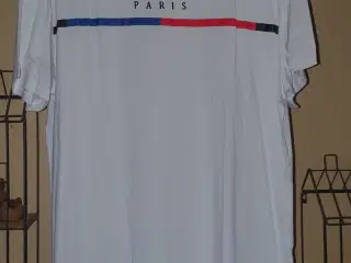 Hvid T-shirt med Paris tryk på brystet