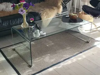 Stilfuldt sofabord i hærdet glad