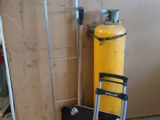 Gasflaske, flyttehund, sneskovl samt sækkevogn