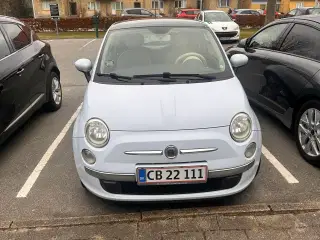 En fin lysblå FIAT 500 bil til salg 