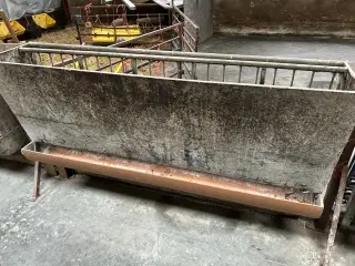 Foder trug med hø hæk