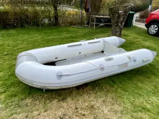 Gummibåd med el- motor