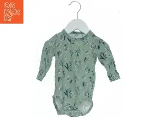 Langærmet bodystocking med blomsterprint fra Name It (str. 62)