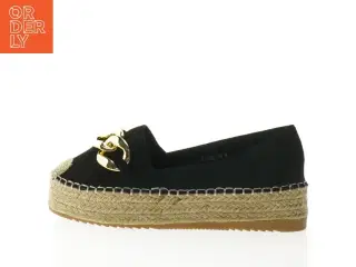 Sorte espadrillos med guldkæde fra Wilady (str. 38)