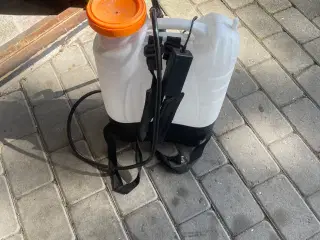 Sælger denne rygsprøjte med batteri