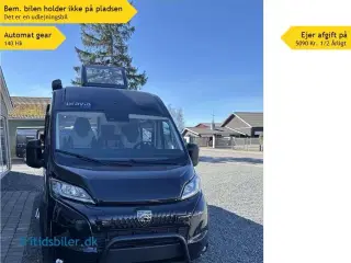 2025 - Bravia 599 140 Hk   Bravia 599 i sort metal med tværgående dobbeltseng.