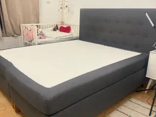 Kontinental seng med senge gavl