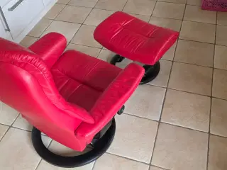 Rød Stressless lænestol med skammel