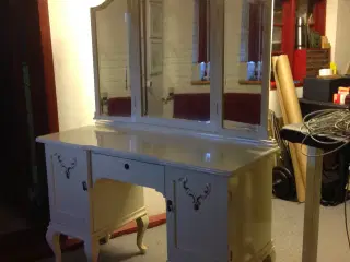 Sminkebord med taburet