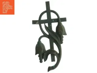 et jernkors med blomsterranke (str. 17 x. 8,5 cm)