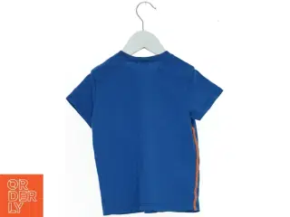 Blå t-shirt med motiv fra United Colors of BenettonColors Of Benetton (str. 104) fra United Colors Of Benetton (str. 104)