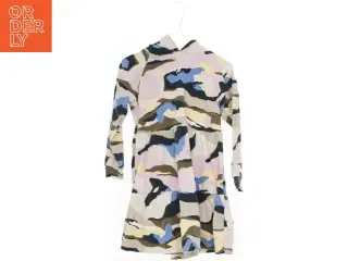 Camouflage kjole med hætte fra LIBERT&#201; Ami (str. 110)