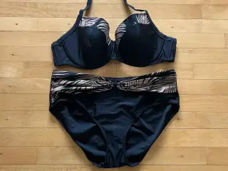 Trofe bikini sort med mønster. Str 46