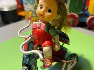 Gl. dukke på optrækkelig metalcykel. Giv bud.