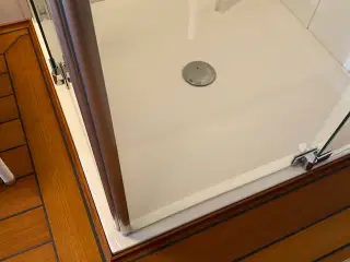 Brusekabine med glasfiber bund 1x1 meter