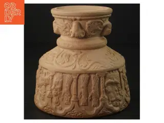 Michael Andersen døbefond med religiøse motiver (str. 14 cm. 14 cm i diameter)