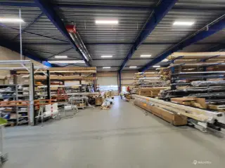 700 m² højloftet lager med kontor og showroom indflytningsklart og velbeliggende