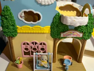 Sylvanian børnehave med inventar, bil, figurer 