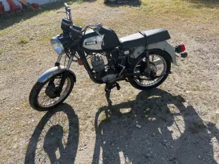 MZ 150 motorcykel i sort 