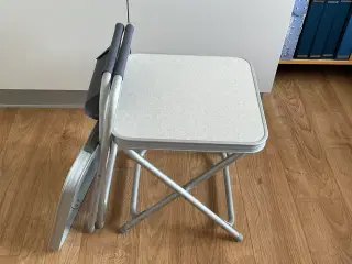 2 små borde og 1 skab