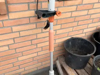 Robotplæneklipper og håndfejemaskine