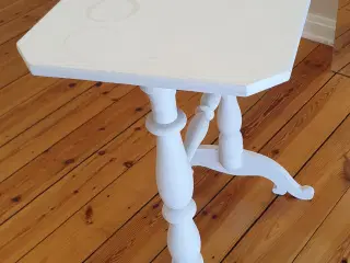 Lille hvidt bord gives væk