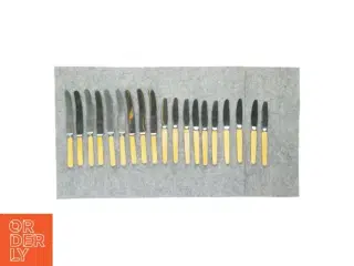 Knivsæt (19 stk.) fra Tomt (str. L:22cm og L: 24,5cm)