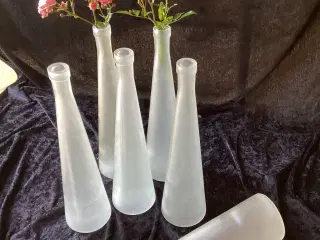 Runde matterede hvide glasflasker/vaser