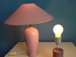 To lyserøde bordlamper – retro stil
