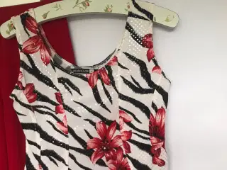Feminin top og røde elegante selskabs bukser 
