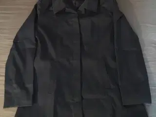 Sort nylon jakke til salg