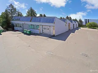 Velbeliggende autoværksted med 5 porte i et attraktivt erhvervsområde i Ishøj