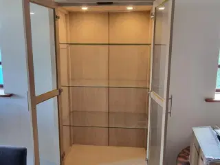 Vitrine i sæbebehandlet eg.