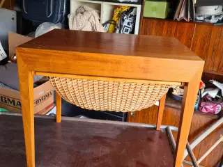 Flot gammelt sybord med underkurv og skjult skuffe