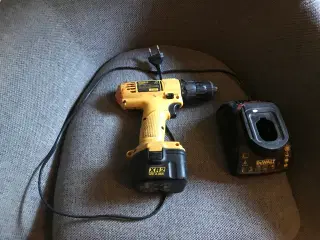 Skruemaskine Dewalt med Oplader og Batteri