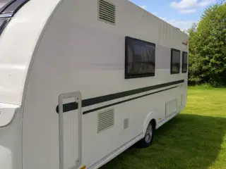 Dejlig rumlig vogn der bliver brugt for lidt.