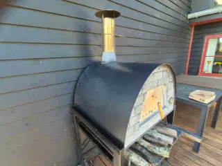 Brændefyret pizzaovn
