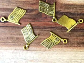 Gyldne charms med flag: Stars'n'Stripes