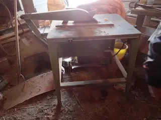 - - - Rundsav