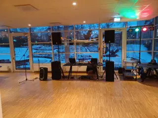 DJ udstyr, med mixer, forstærker og højtaler og ly